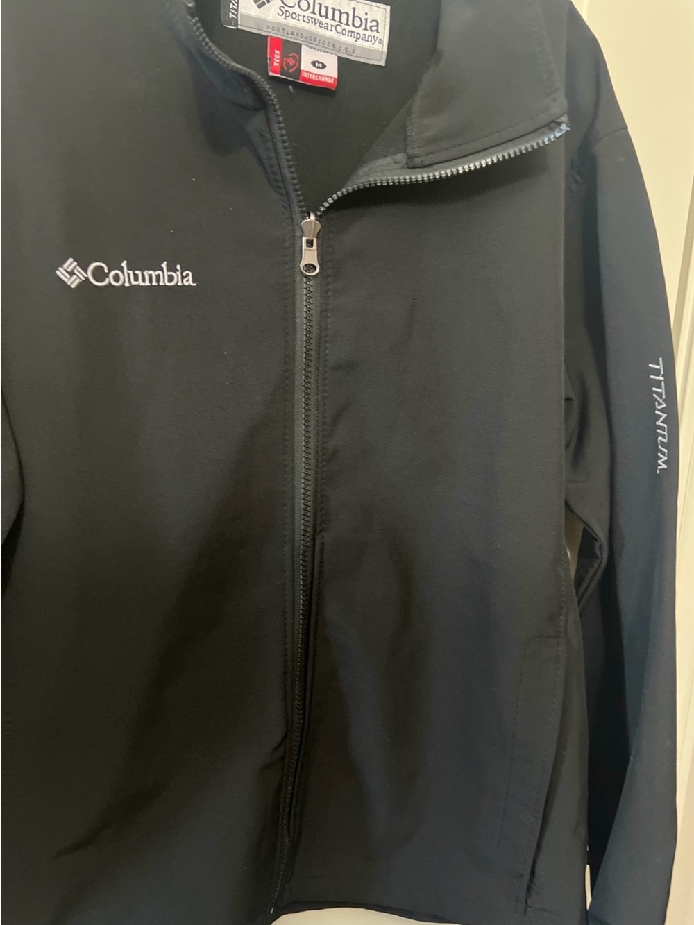 Men’s Columbia Titanium Jacket Size Medium, Zip Front, Soft shell exterior